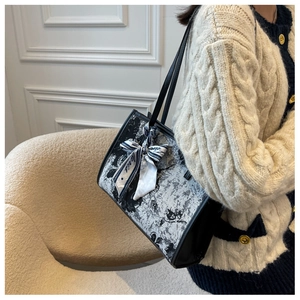 Détail du sac cabas imprimé avec motif abstrait et foulard en soie avec lettrage Paris