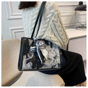 Grand sac cabas à imprimé floral artistique avec bordure en cuir et foulard