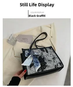 Vue détaillée du grand sac cabas graffiti noir avec foulard décoratif en soie bleue
