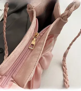 Nahaufnahme von rosa Metallreißverschluss und Spitzenbordüre an der großen Shopper-Tasche