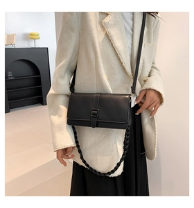 Détail du sac à bandoulière en cuir PU noir avec chaîne décorative tissée tendance