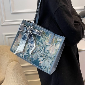 Grand sac cabas en jacquard floral avec foulard en soie élégant sur l'épaule