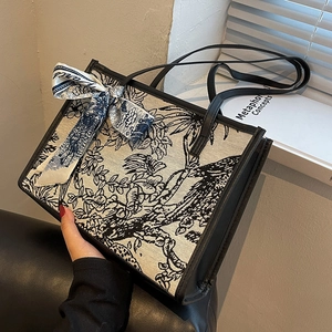 Grand cabas en toile imprimée noir et blanc rétro avec foulard en soie sur les anses