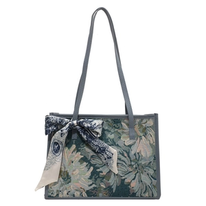 Sac cabas jacquard bleu avec motifs floraux et foulard en soie vintage sur fond blanc