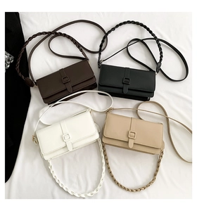 Série de quatre sacs à main chic en similicuir en marron, noir, blanc et beige