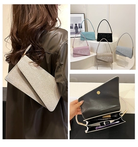 Détails d'un sac de soirée en strass avec bandoulière chaîne et compartiments internes