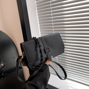 Sac bandoulière carré en cuir mat noir avec poignée tissée et bandoulière réglable