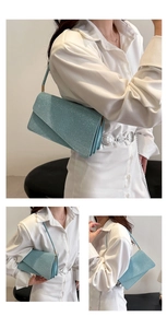 Détail du sac sous le bras à paillettes bleu clair avec rabat asymétrique et fini brillant