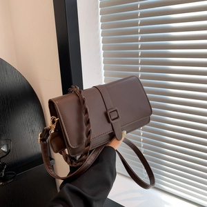Sac bandoulière rectangulaire marron foncé moderne avec double bandoulière et boucle
