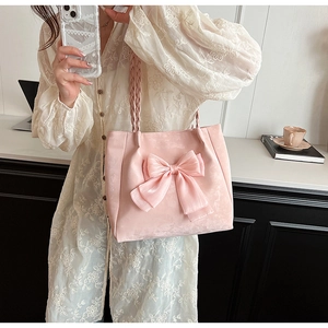 Detailansicht der rosa Samt-Tote-Bag mit großer Schleife und geflochtenem Riemen