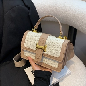 Sac bandoulière minimaliste en cuir tressé blanc avec boucle dorée et bandoulière