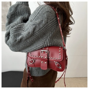 Détails du sac à bandoulière punk rouge Y2K avec rivets argentés et boucle métallique