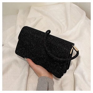 Gros plan de la pochette à paillettes noires avec chaîne dorée pour soirée chic