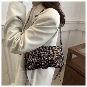 Sac baguette léopard avec clous argentés porté avec un blazer chic pour le style