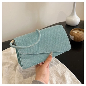 Vue détaillée du sac de soirée pailleté bleu clair avec poignée ronde chic et élégante