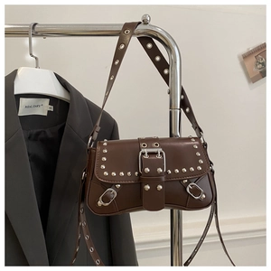 Détail du sac bandoulière léopard vintage avec rivets argentés et boucle style punk