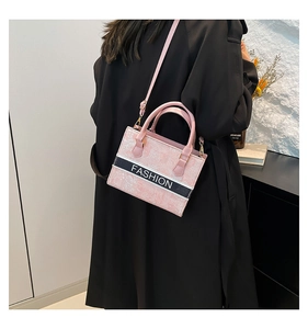 Roze jacquard geborduurde tote bag met fashion-logo en verstelbare schouderriem