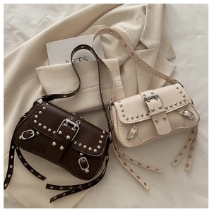 Détails de sacs à bandoulière rétro punk avec clous métalliques et cuir mat