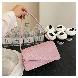 Détail du sac à bandoulière à paillettes roses avec garnitures dorées et rabat élégant