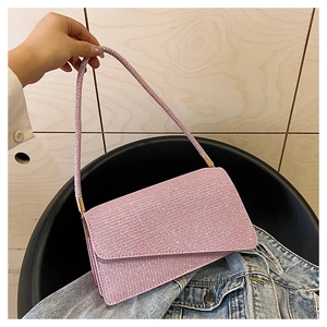 Vue détaillée du sac à bandoulière rose en strass avec cristaux scintillants et métal