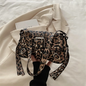 Sac à Épaule en Cuir PU Imprimé Léopard Vintage Punk pour Femmes Rivet Boucle Moto Sac Baguette Y2K Mode Sac sous le Bras