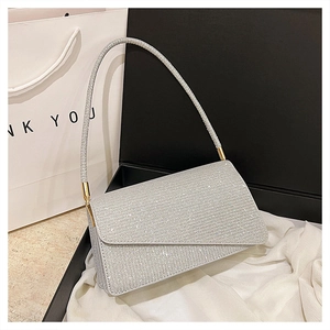 Détail du sac sous le bras en strass argentés avec boucles en métal doré élégantes