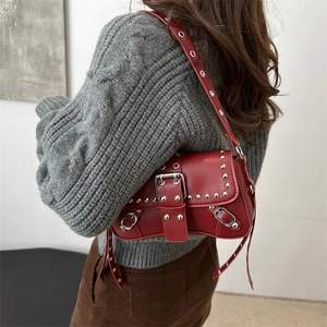 Sac sous le bras en similicuir rouge foncé vintage avec clous argentés et sangle