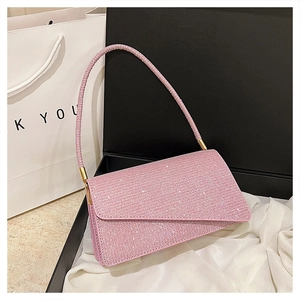 Détail d'un sac à bandoulière en strass rose sur soie avec un coffret cadeau noir