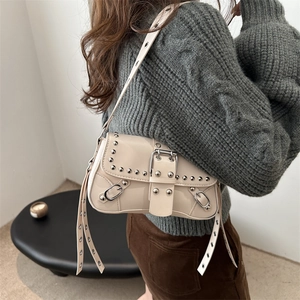 Sac baguette crème chic à rivets argentés avec bandoulière réglable et style punk