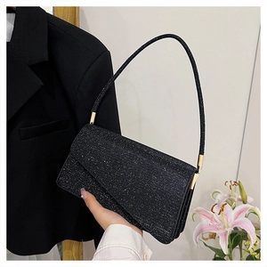 Détail du sac bandoulière à paillettes noires avec poignée fine et rabat élégant