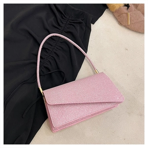 Détail du sac à rabat à paillettes roses avec texture scintillante et bandoulière mince