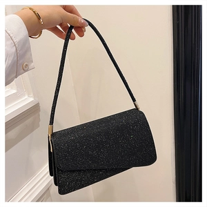 Détail du sac bandoulière noir pailleté avec finition scintillante et design rectangulaire