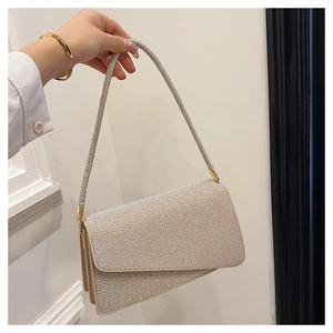 Détails du sac sous le bras pailleté champagne avec texture strass et boucles dorées