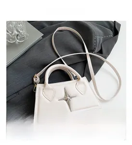 Gros plan détaillé du sac à main blanc avec boucle étoile argentée et bandoulière