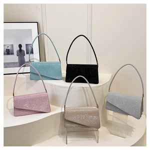 Sacs à bandoulière à paillettes en cinq couleurs exposés sur un socle blanc