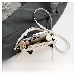 Capacité interne du sac à bandoulière crème montrant le rangement du téléphone