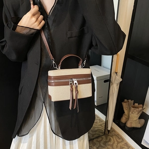 Sac boîte bicolore à la mode en toile beige avec bordure en cuir marron et bandoulière