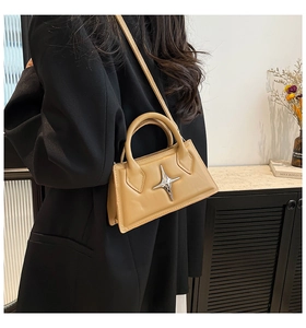 Détail du sac bandoulière carré kaki avec fermoir étoile argenté sur cuir lisse
