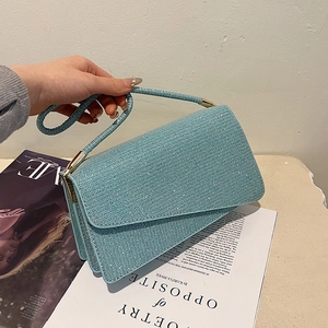 Sac à bandoulière tendance en paillettes bleu clair avec texture scintillante