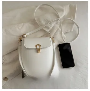 Vue de dessus détaillée du sac à bandoulière blanc avec boucle cœur et sangle dorée