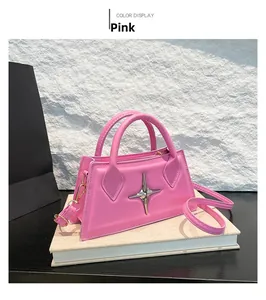 Détail du sac bandoulière en simili cuir rose avec étoile argentée et lanière