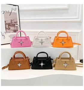 Petits sacs carrés en six couleurs avec une boucle étoile en métal caractéristique