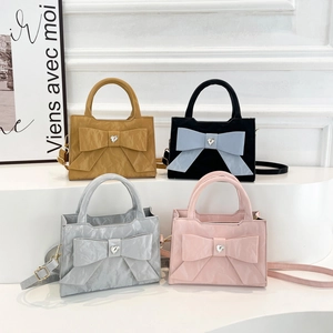 Sac à bandoulière nœud élégant avec strass cœur et texture plissée en quatre coloris