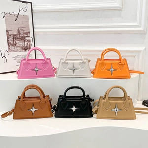 Petit sac carré minimalist avec décor étoile en métal décliné en six coloris
