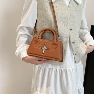 Sac trapèze vintage marron avec ornement étoile argentée et bandoulière longue