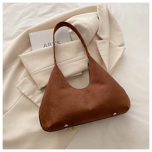 Détail du fond du sac seau en daim marron avec rivets de protection en métal argenté
