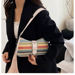 Détail du sac à bandoulière tissé coloré avec sangle en cuir blanc et motif à rayures
