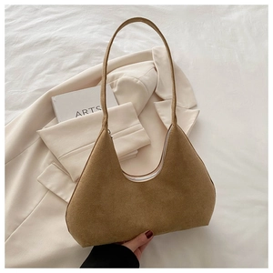 Vue de dessus du sac hobo en daim marron avec fermeture éclair argentée fine