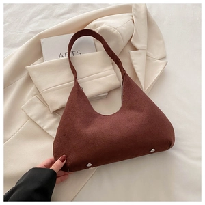 Détails du sac hobo en similicuir marron avec clous de protection en argent au fond