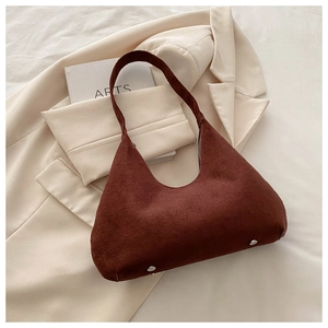 Vue de dessus d'un sac hobo en daim marron avec rivets argentés et fermeture éclair